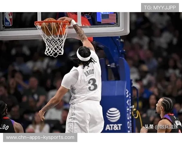 达拉斯独行侠对阵金州勇士：华盛顿反跑接球投进，这一球直接点燃全场